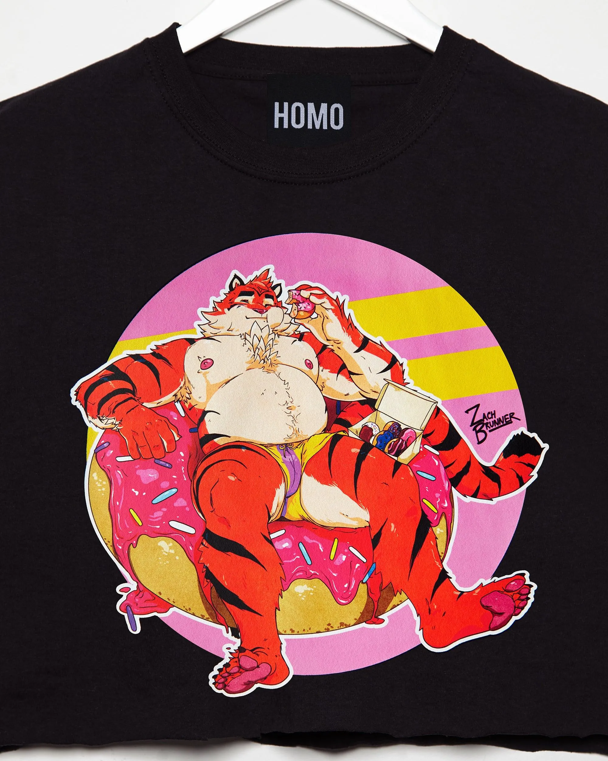 Flint the tiger eats doughnuts on black - mens crop top