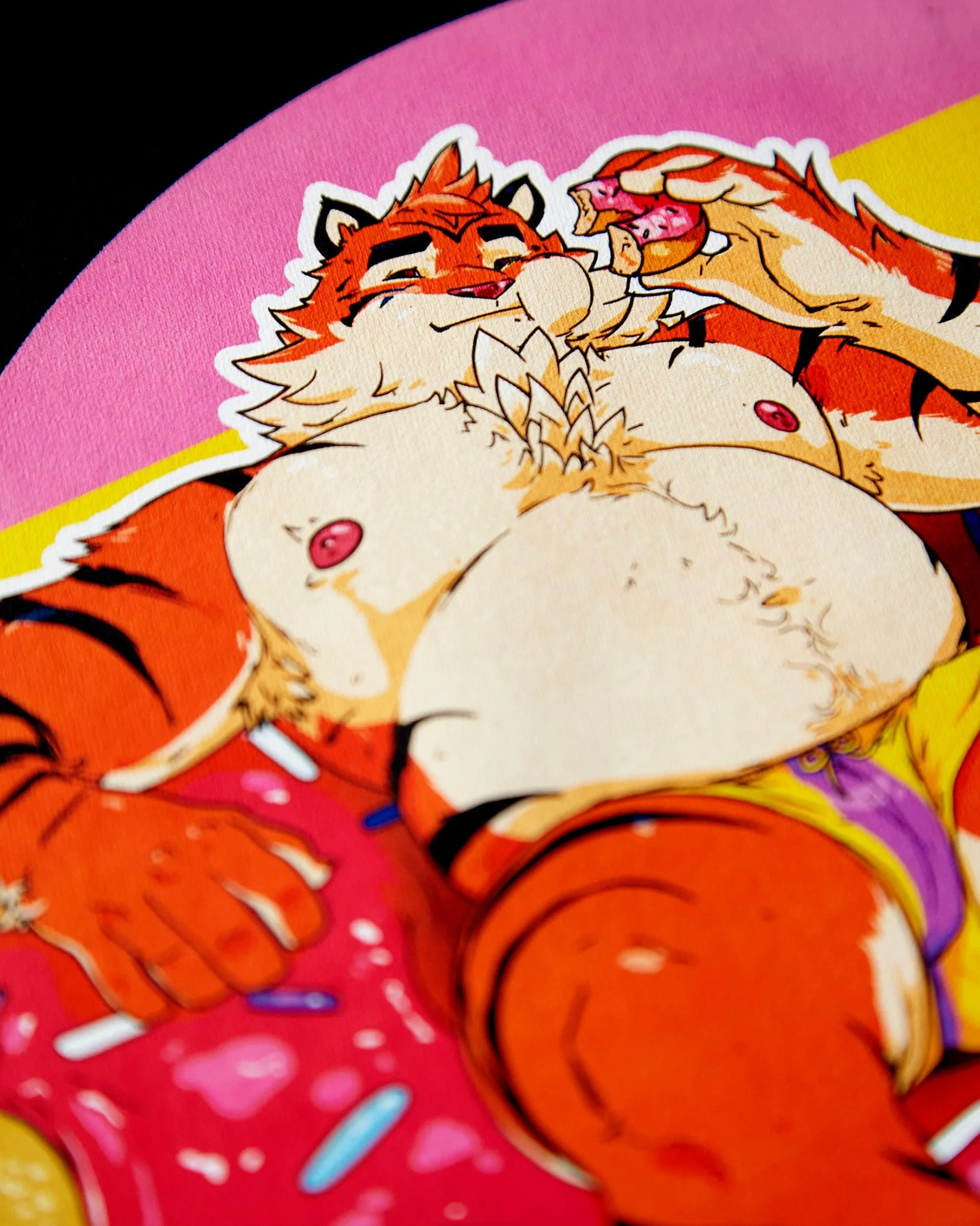 Flint the tiger eats doughnuts on black - mens crop top