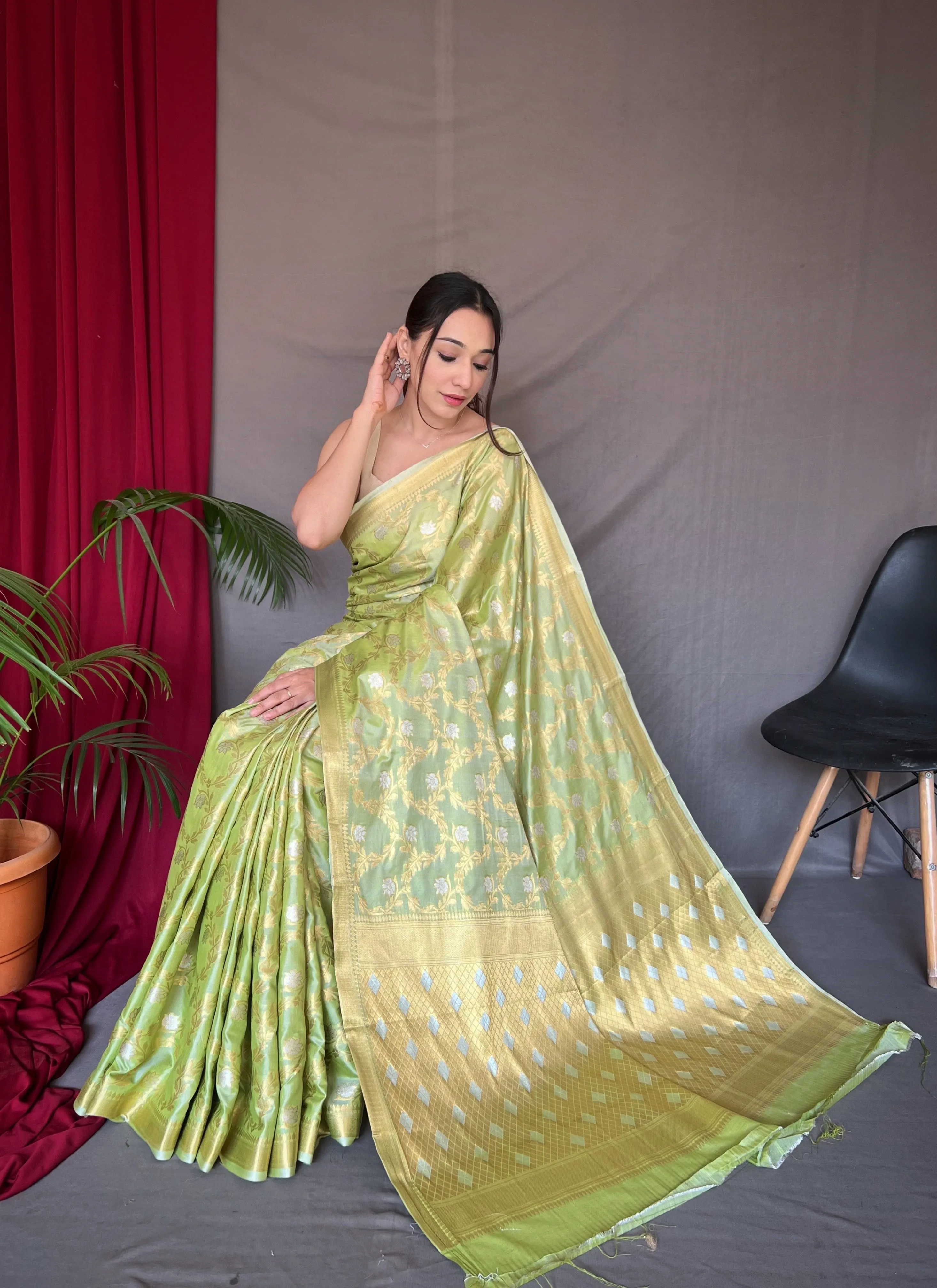 Pista Green Saree In Cotton With Rose Gold Woven